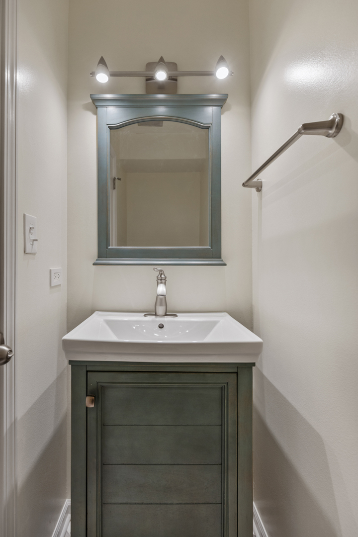 1004 Inverrary Lane Deerfield, IL 60015 - Photo 10 of 19 a bathroom with a sink and a mirror
