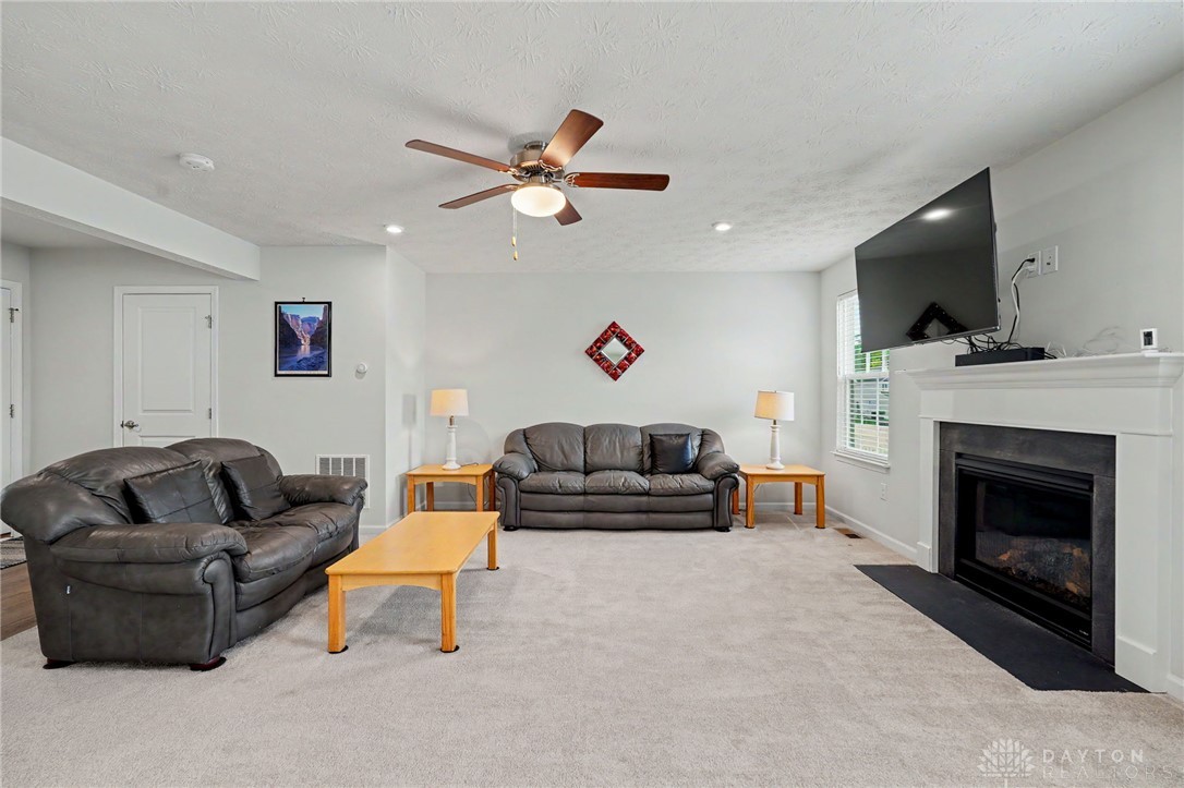 157 Cresting Road Fairborn, OH 45324 - Photo 8 of 43