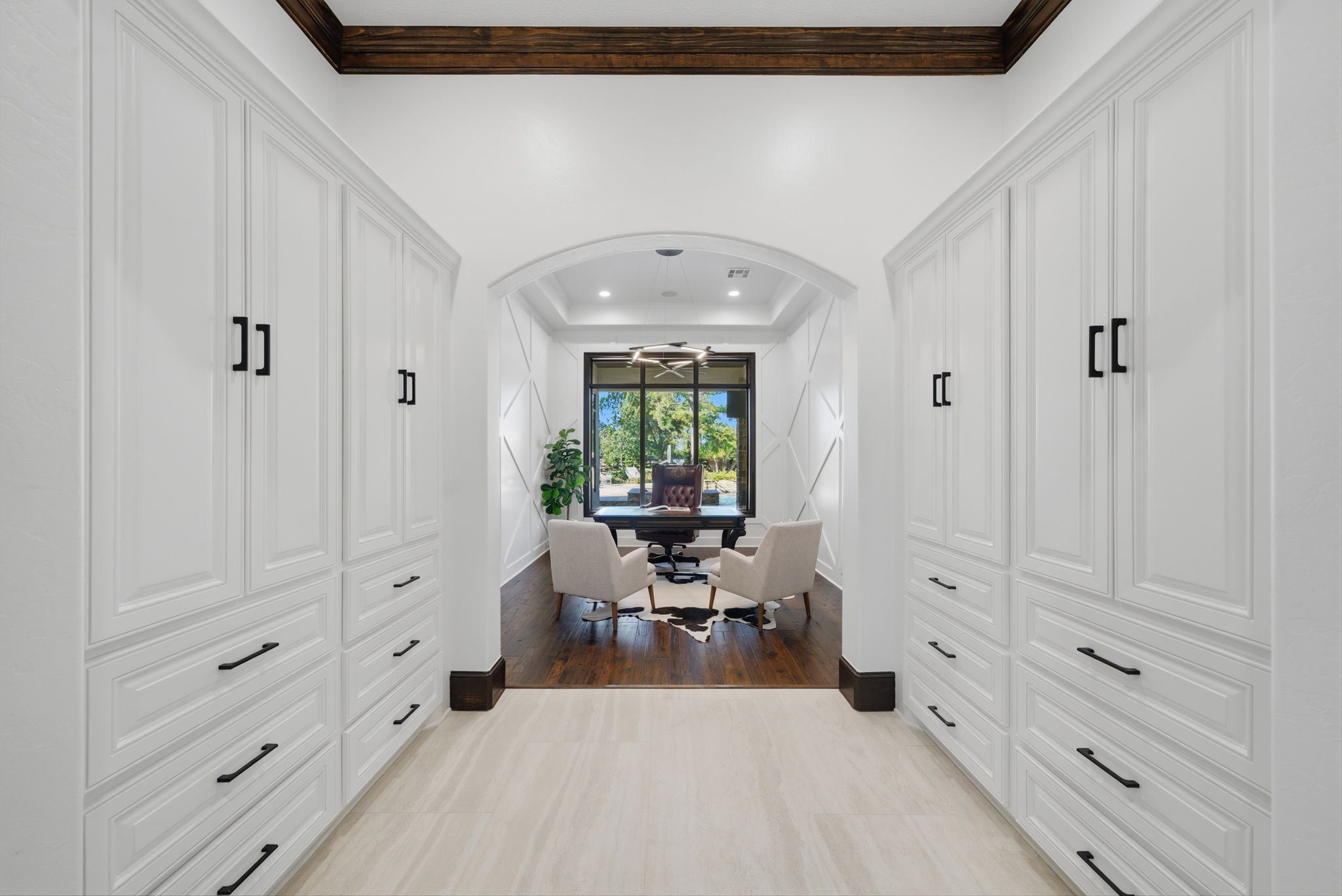15 Royal King Road Tomball, TX 77377 - Photo 17 of 50 a view of a hallway with bed and mirror