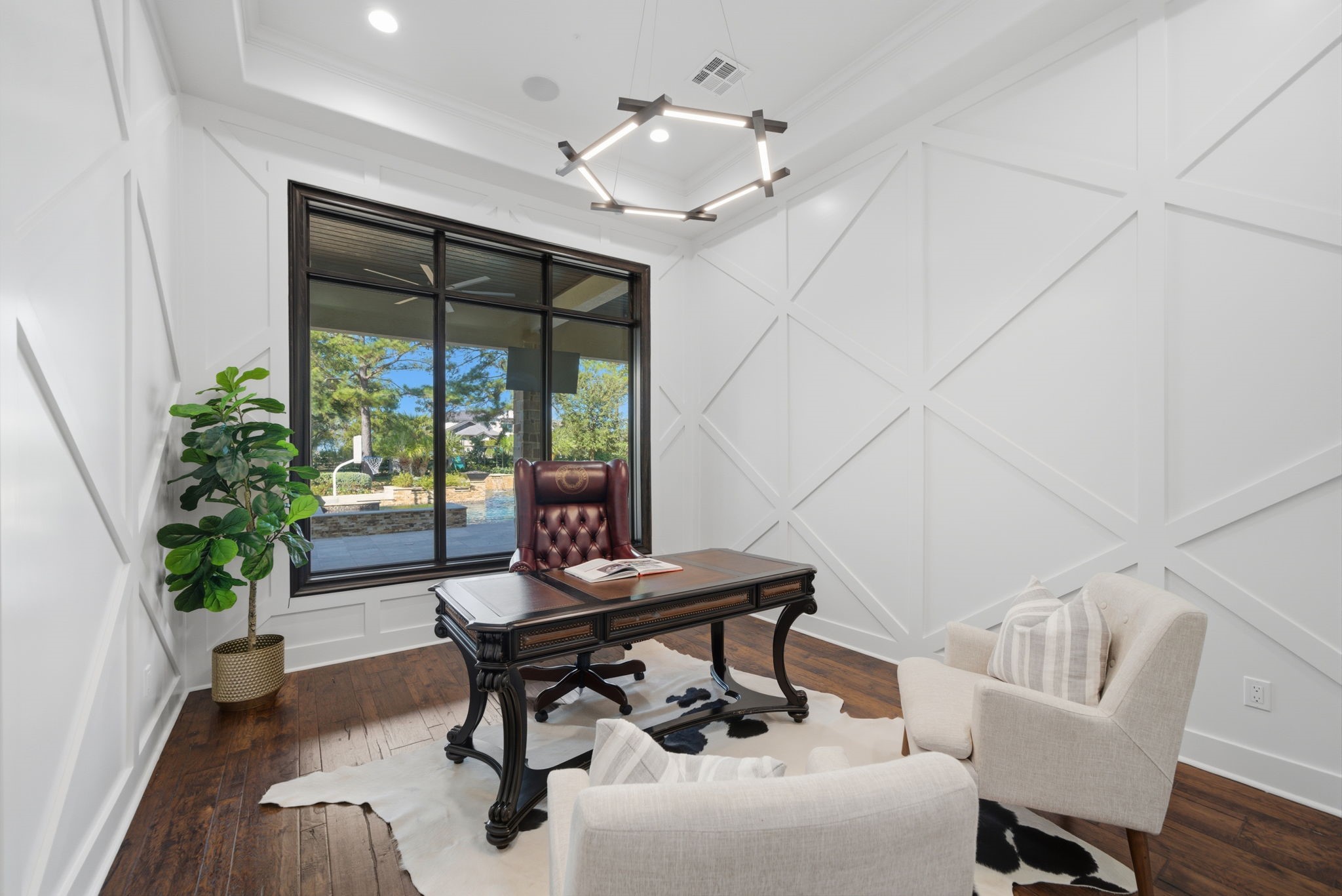 15 Royal King Road Tomball, TX 77377 - Photo 18 of 50 a work room with furniture and a potted plant