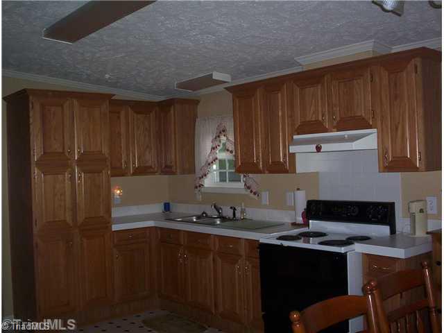 3906 Earnhardt Road Asheboro, NC 27205 - Photo 6 of 10 Kitchen.