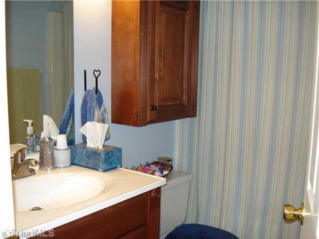 2910 Rockcrusher Road Lexington, NC 27292 - Photo 11 of 13 Bath.