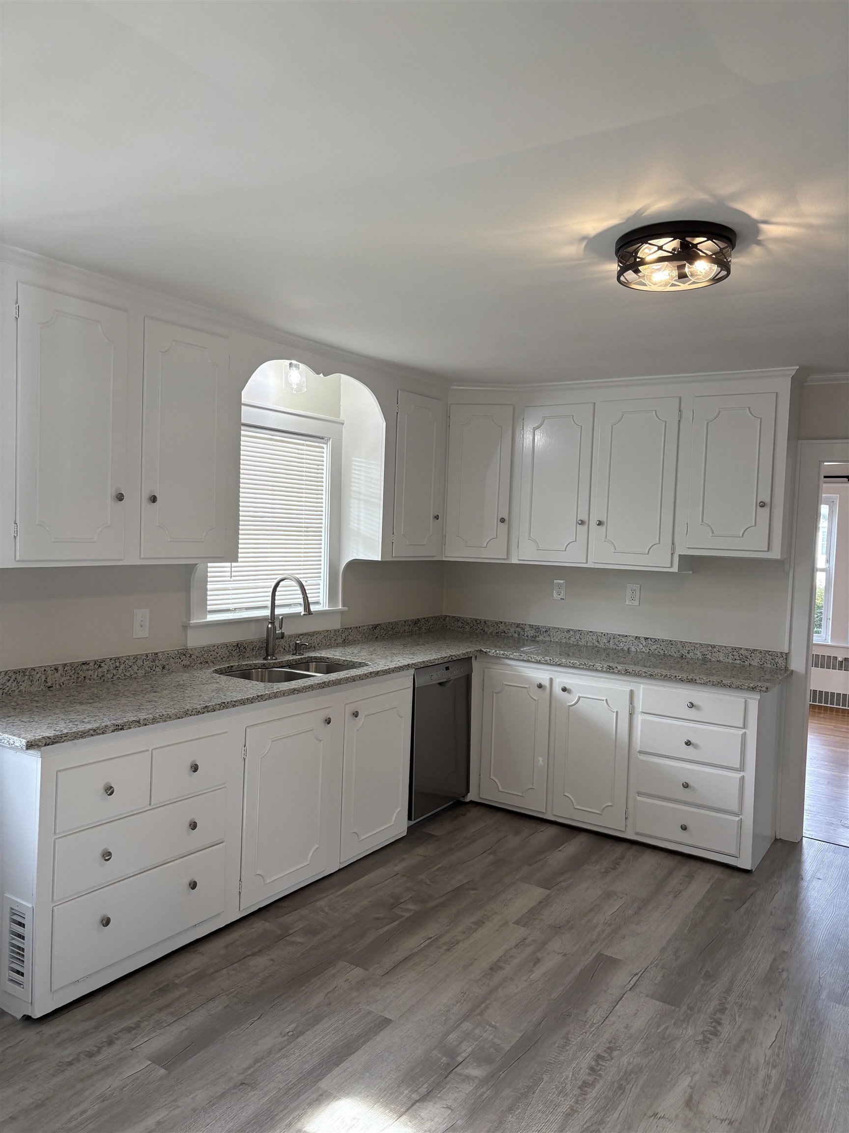 81 Allds Street Nashua, NH 03060 - Photo 3 of 34