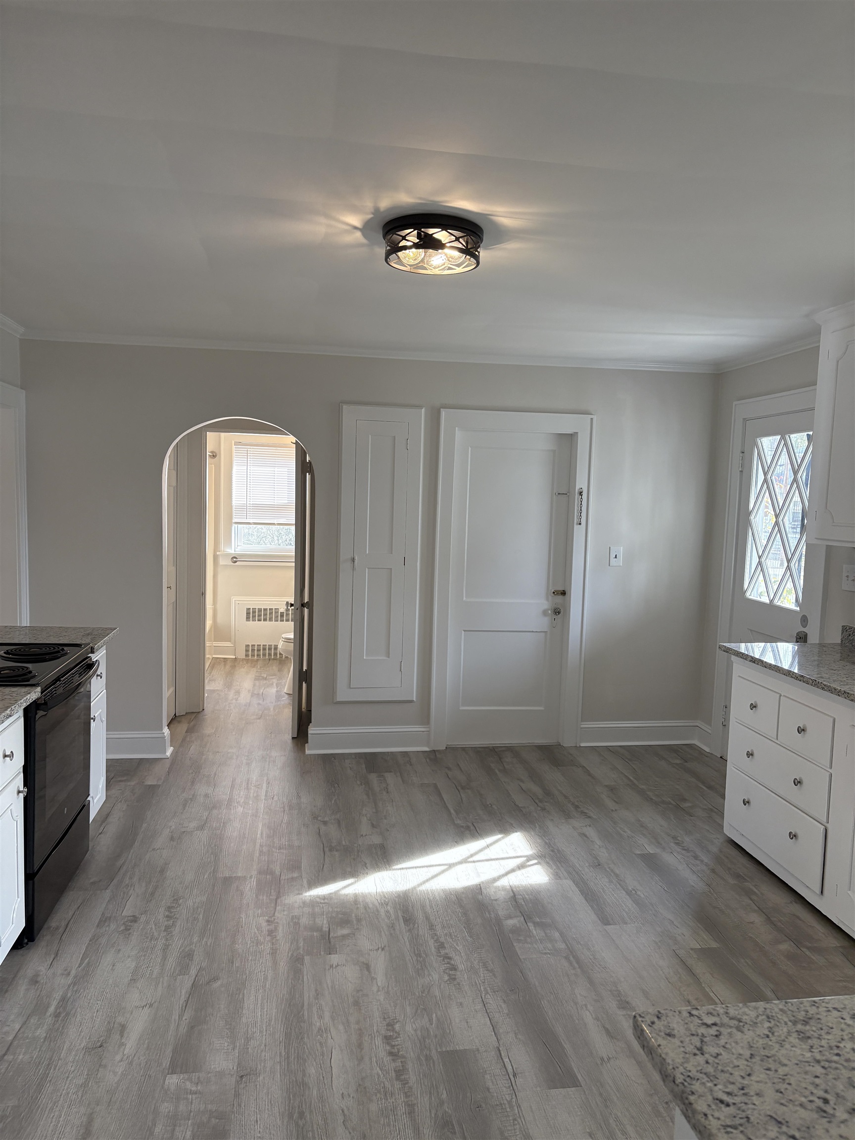 81 Allds Street Nashua, NH 03060 - Photo 4 of 34