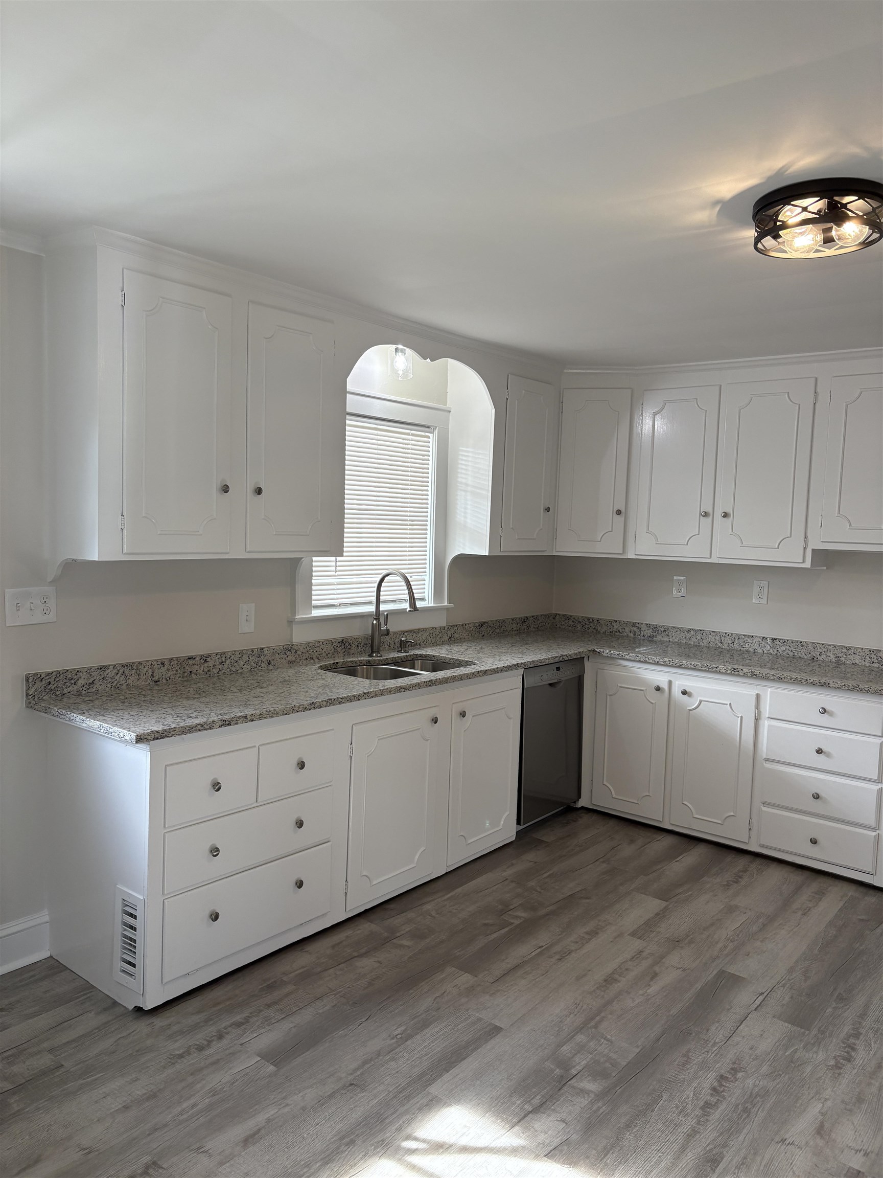 81 Allds Street Nashua, NH 03060 - Photo 5 of 34