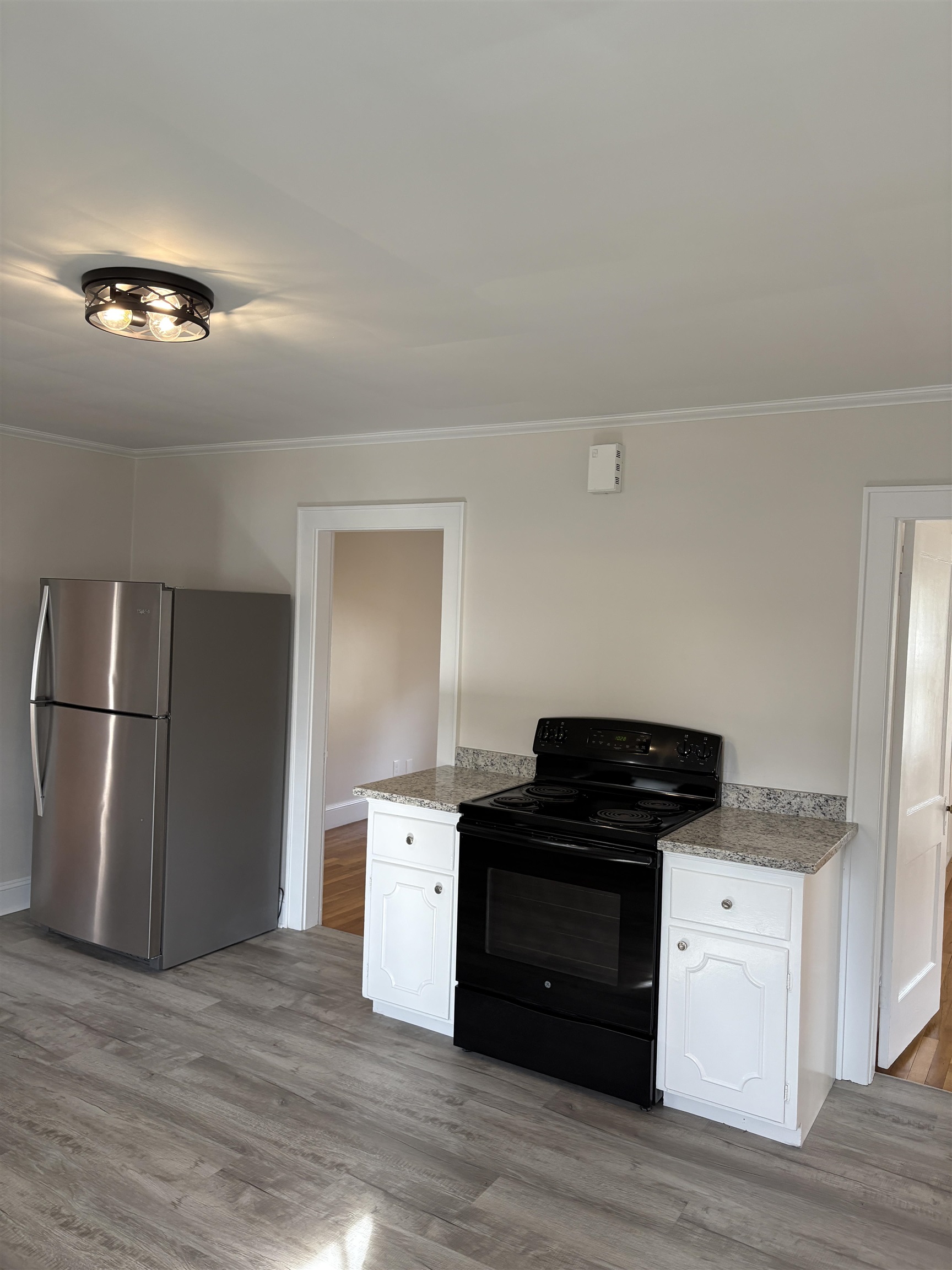 81 Allds Street Nashua, NH 03060 - Photo 6 of 34