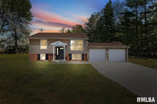 $179,900 | 18658 Blackhawk Drive, Girard, IL 62640