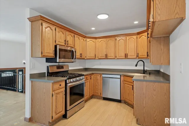 $174,900 | 18658 Blackhawk Drive, Girard, IL 62640