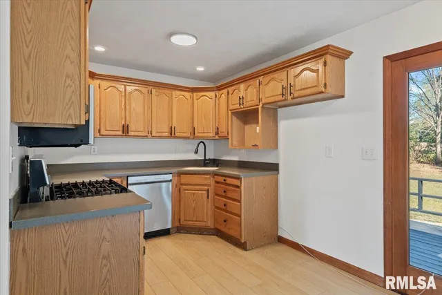 $174,900 | 18658 Blackhawk Drive, Girard, IL 62640