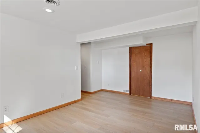 $174,900 | 18658 Blackhawk Drive, Girard, IL 62640