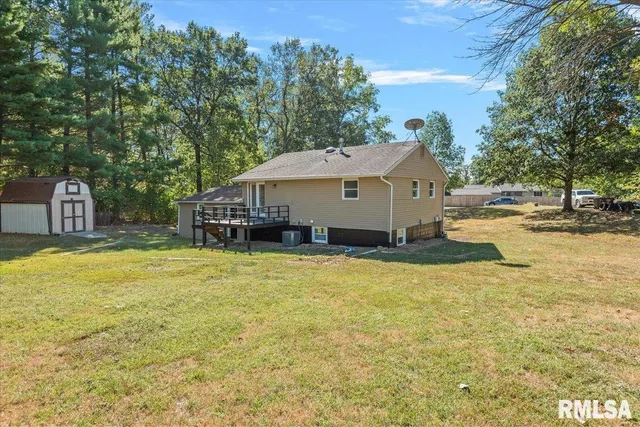 $174,900 | 18658 Blackhawk Drive, Girard, IL 62640