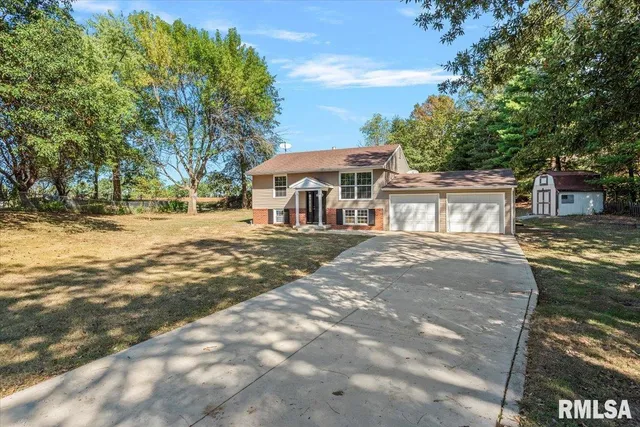 $174,900 | 18658 Blackhawk Drive, Girard, IL 62640