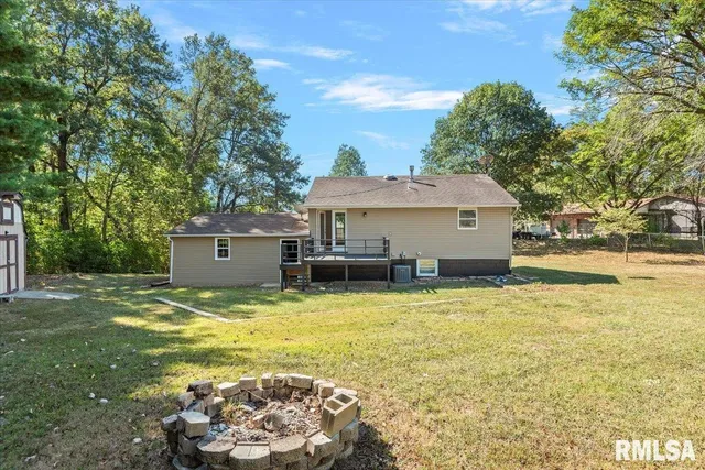 $174,900 | 18658 Blackhawk Drive, Girard, IL 62640