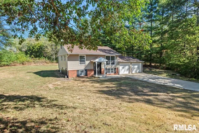 $174,900 | 18658 Blackhawk Drive, Girard, IL 62640