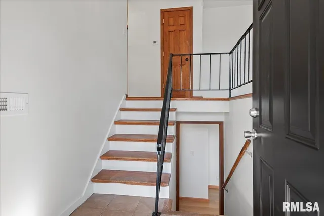 $174,900 | 18658 Blackhawk Drive, Girard, IL 62640