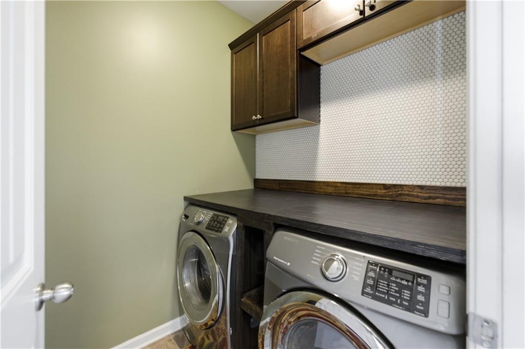 291 Boulder Run Hiram, GA 30141 - Photo 19 of 46 a utility room with dryer and washer