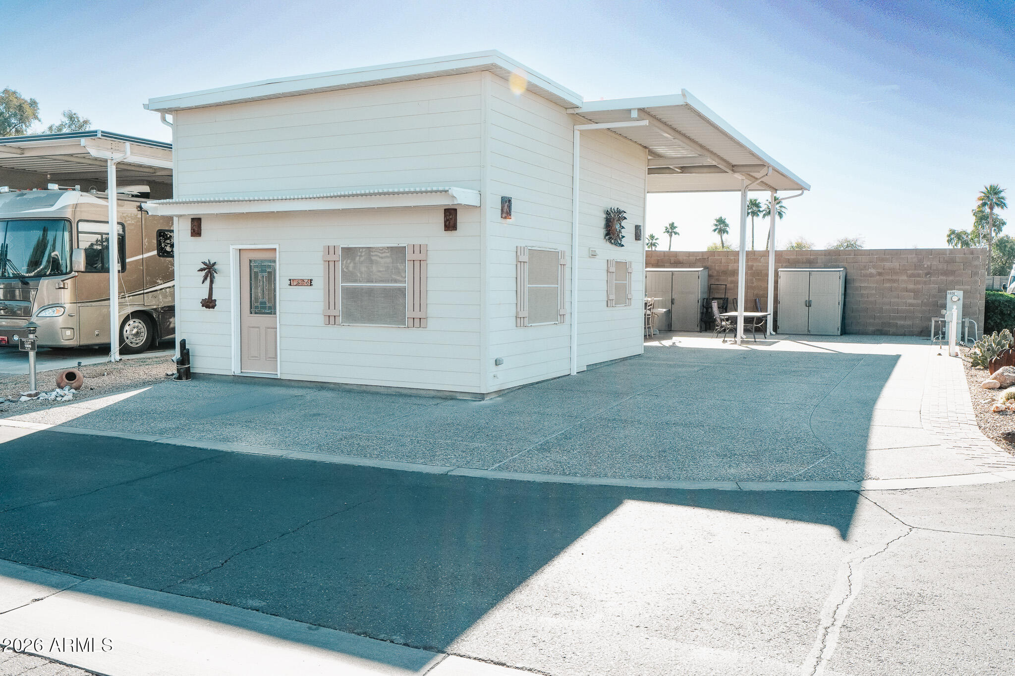 a view of a house with backyard