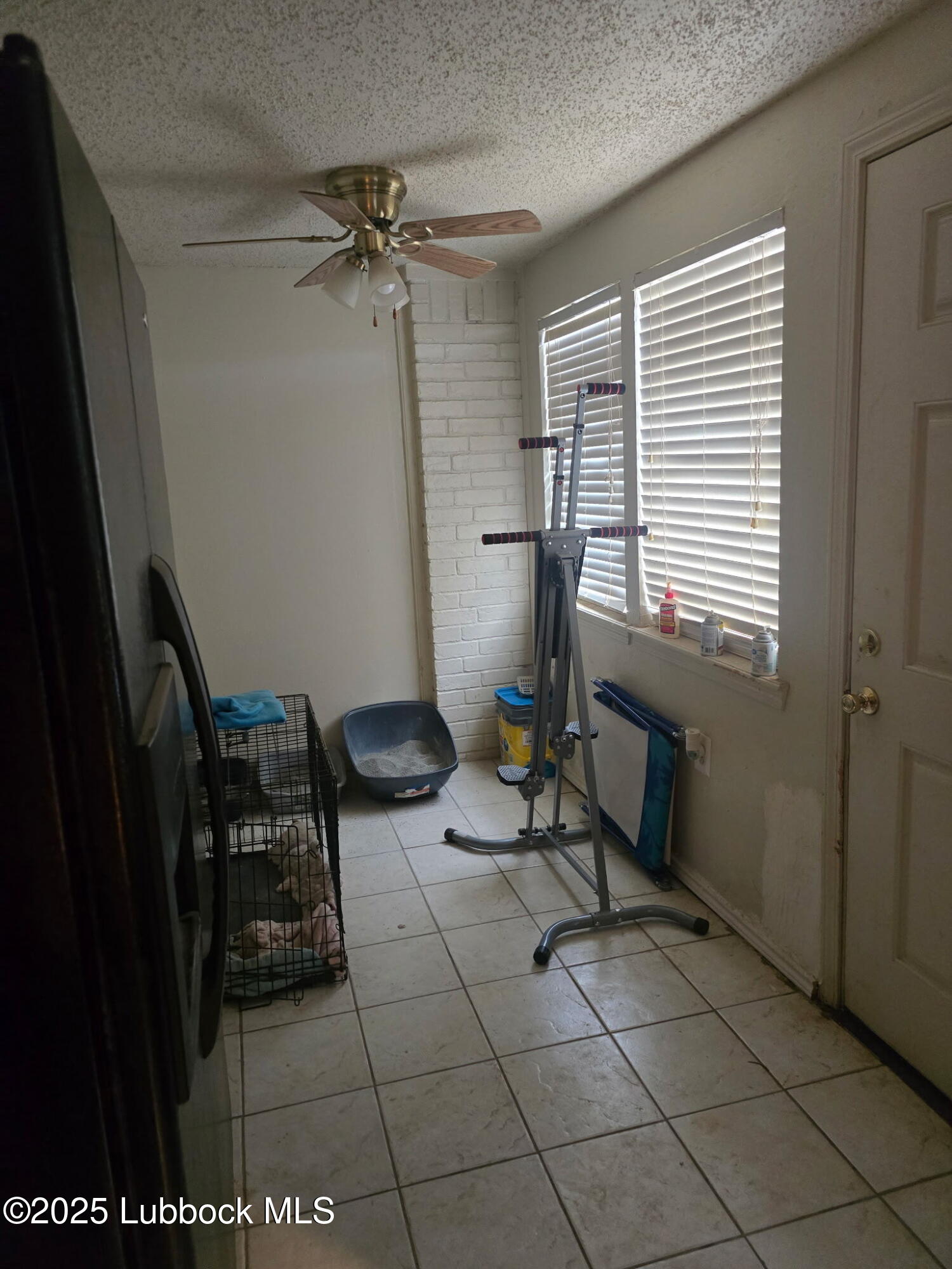 6004 68th Street Lubbock, TX 79424 - Photo 7 of 16 a room with furniture and a window