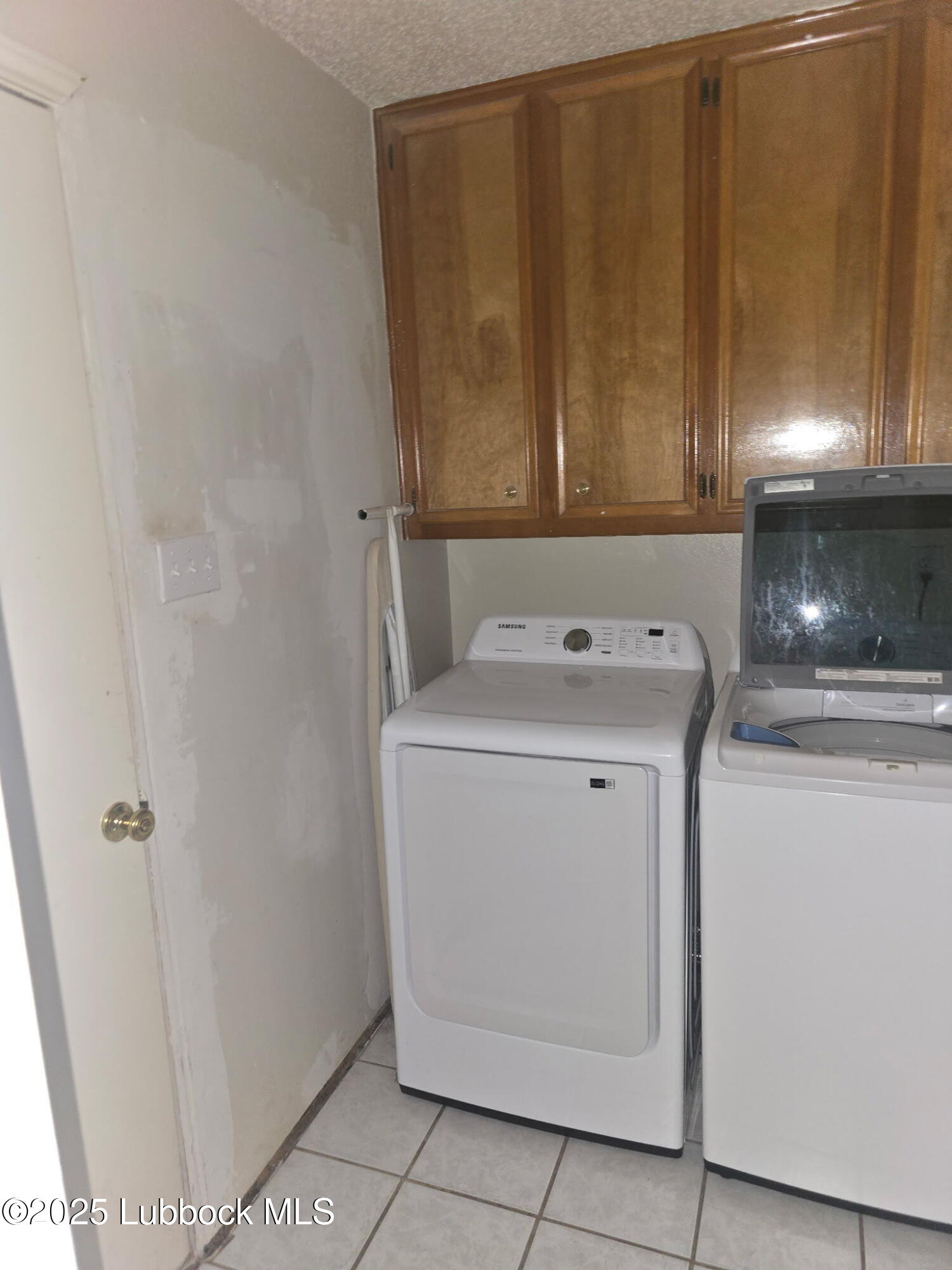 6004 68th Street Lubbock, TX 79424 - Photo 8 of 16 a utility room with dryer and washer