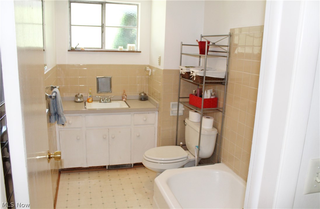 1825 Walnut Road Kent, OH 44240 - Photo 14 of 23 Main hall bath shared by the 2 bedrooms