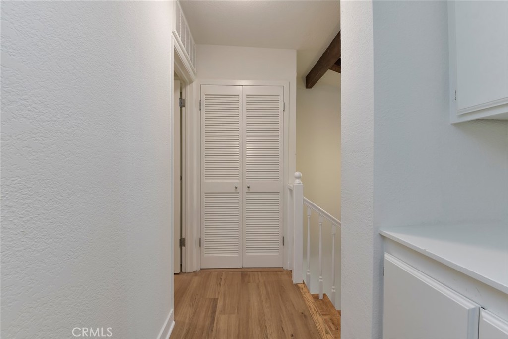 1141 17th Street, Unit 5 Santa Monica, CA 90403 - Photo 28 of 43 a view of a hallway