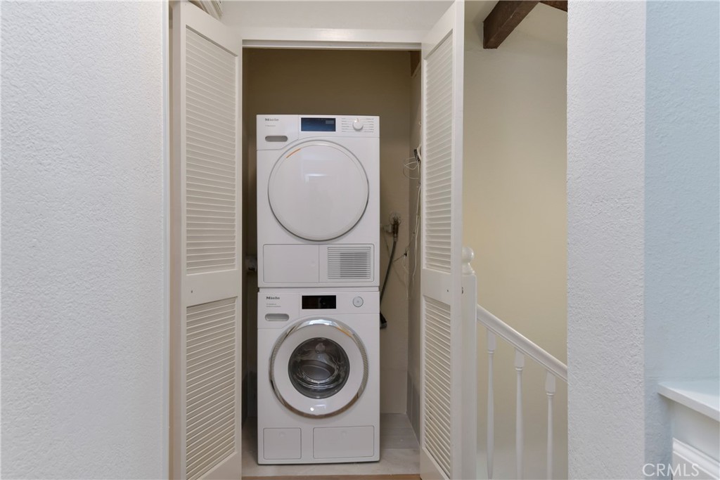 1141 17th Street, Unit 5 Santa Monica, CA 90403 - Photo 29 of 43 a utility room with dryer and washer