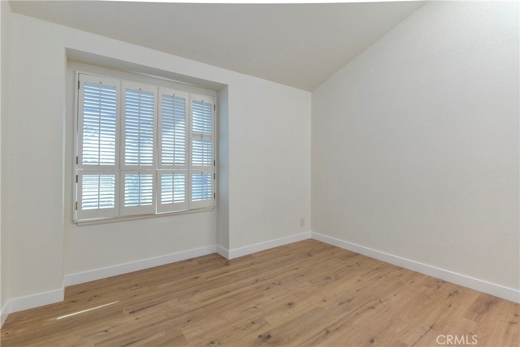 1141 17th Street, Unit 5 Santa Monica, CA 90403 - Photo 33 of 43 a view of an empty room with wooden floor and a window