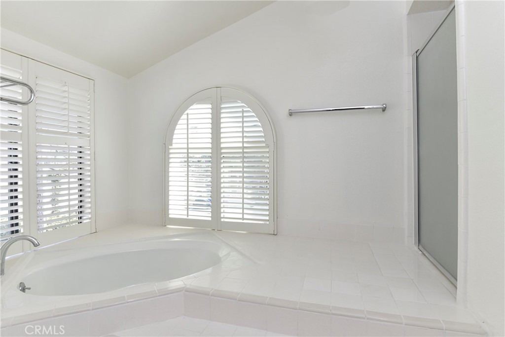 1141 17th Street, Unit 5 Santa Monica, CA 90403 - Photo 42 of 43 a bathroom with bathtub and window