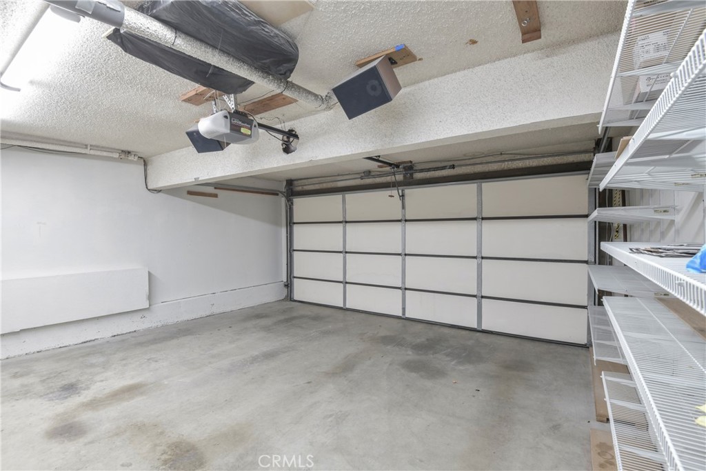 1141 17th Street, Unit 5 Santa Monica, CA 90403 - Photo 5 of 43 a view of a garage