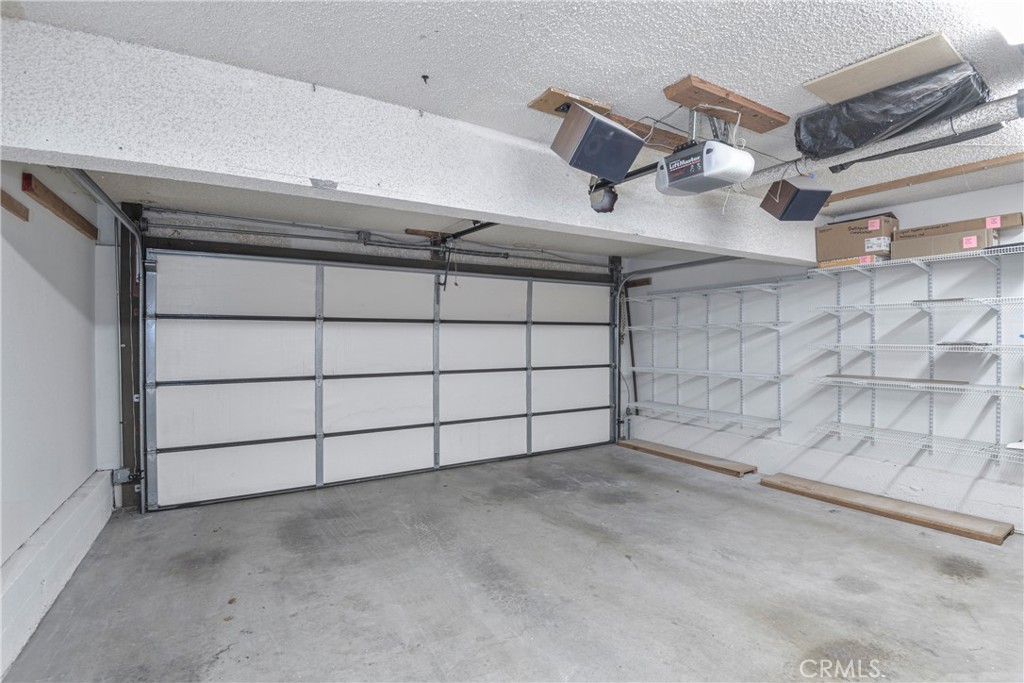 1141 17th Street, Unit 5 Santa Monica, CA 90403 - Photo 6 of 43 a view of a garage