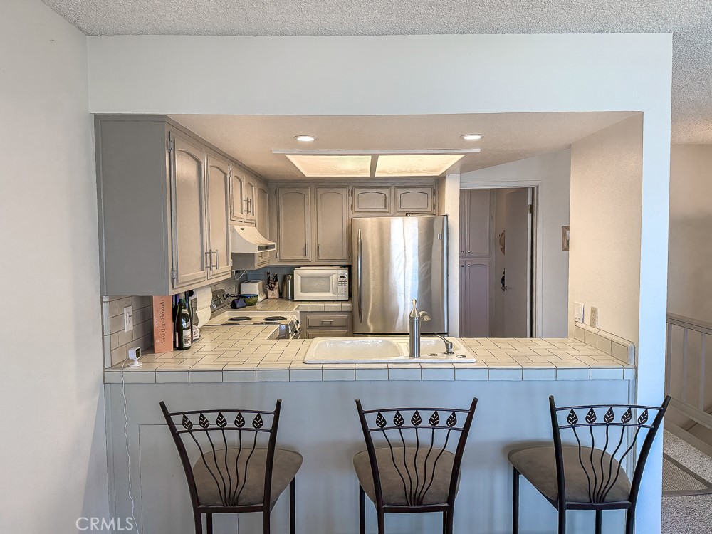 557 Lucerne Street Cayucos, CA 93430 - Photo 6 of 51 Breakfast counter