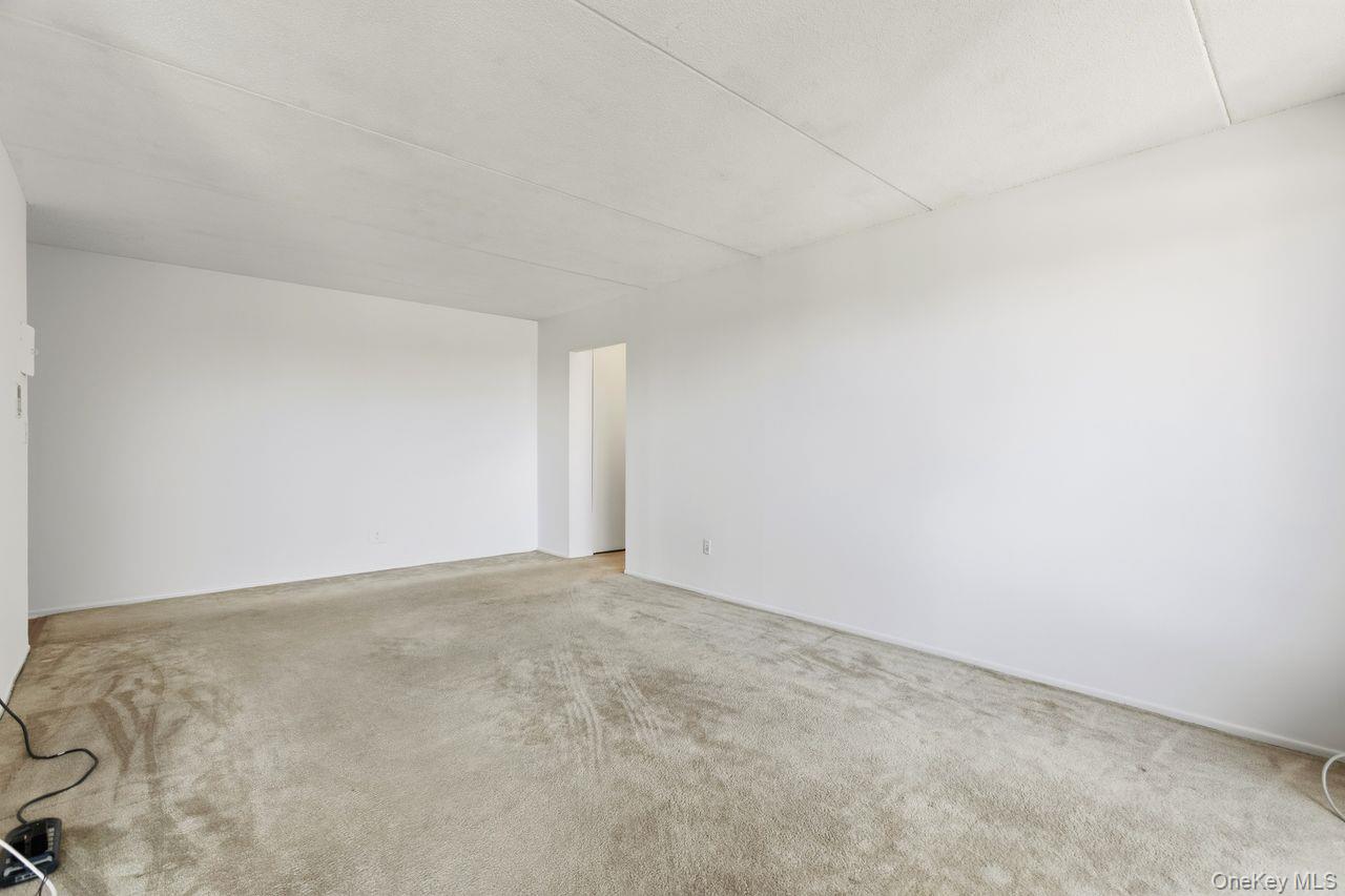 150 Overlook, Unit 5F Peekskill, NY 10566 - Photo 5 of 48 Freshly professionally painted with Benjamin Moore Paint.