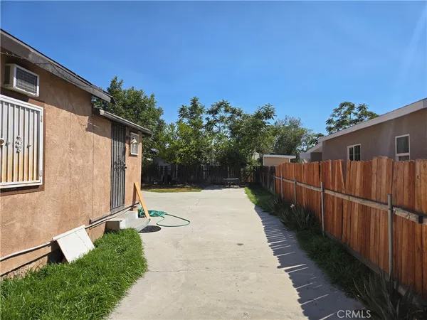 a view of a backyard with pathway