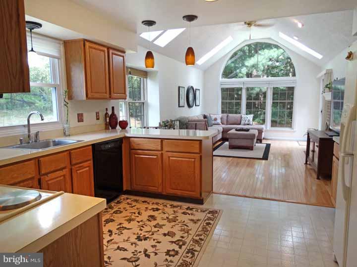 23 Ruby Court Newtown, PA 18940 - Photo 4 of 22 Kitchen