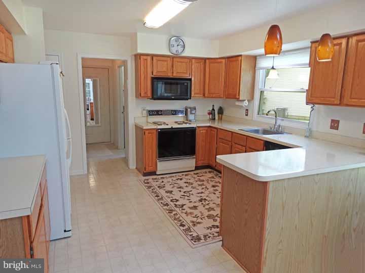 23 Ruby Court Newtown, PA 18940 - Photo 5 of 22 Kitchen