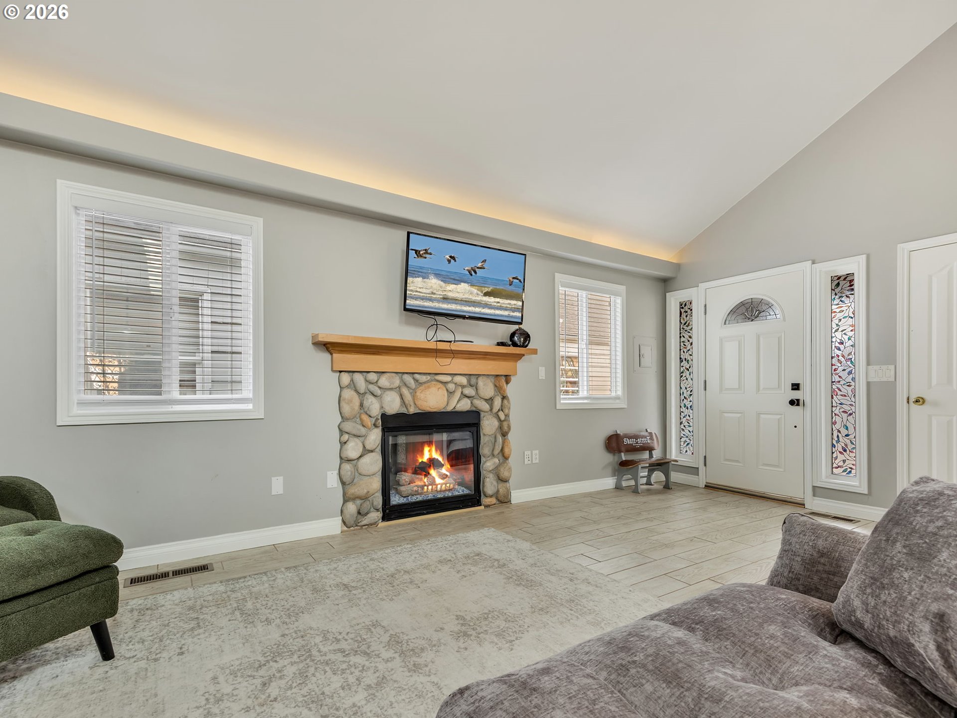 136B 3rd Avenue Seaside, OR 97138 - Photo 8 of 38 Living Room/Entrance