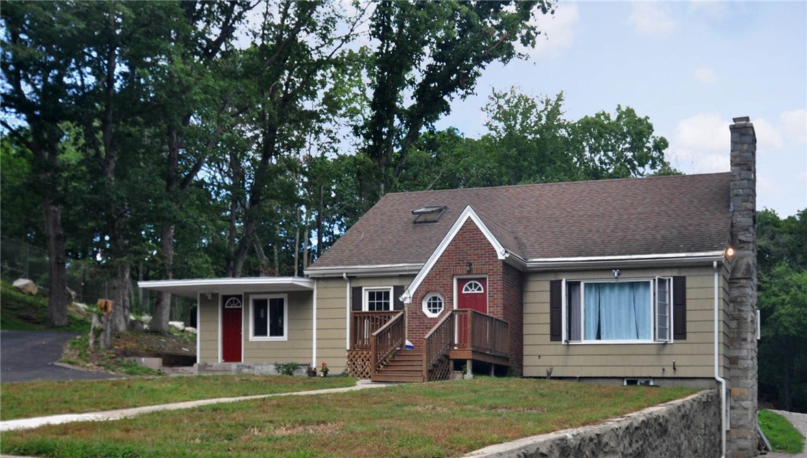 835 Great Road North Smithfield, RI 02896 - Photo 2 of 31