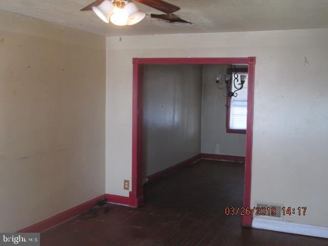 7526 Durwood Road Baltimore, MD 21222 - Photo 3 of 22 Living room