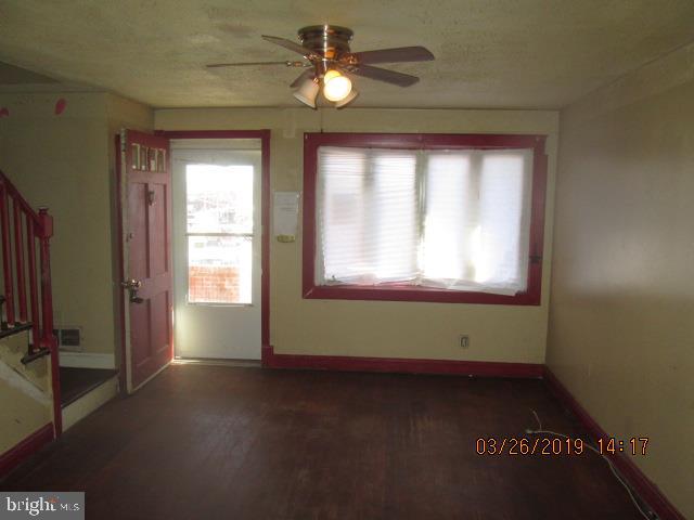 7526 Durwood Road Baltimore, MD 21222 - Photo 4 of 22 Living room