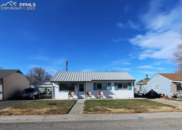 a view of a house with backyard