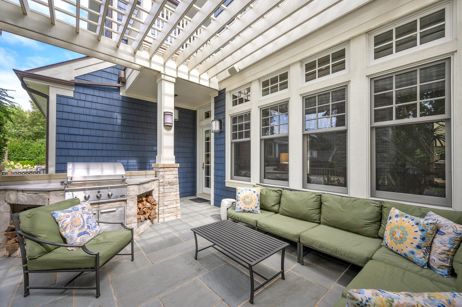 4136 North Greenview Avenue Chicago, IL 60613 - Photo 48 of 56 a building outdoor space with patio furniture