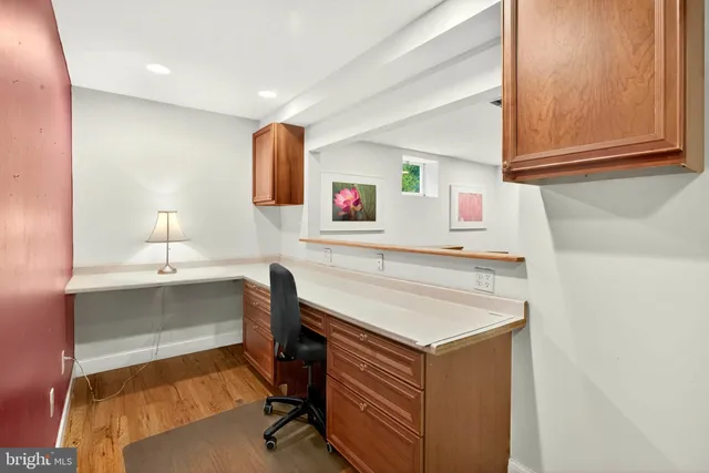 a view of a livingroom with a workspace