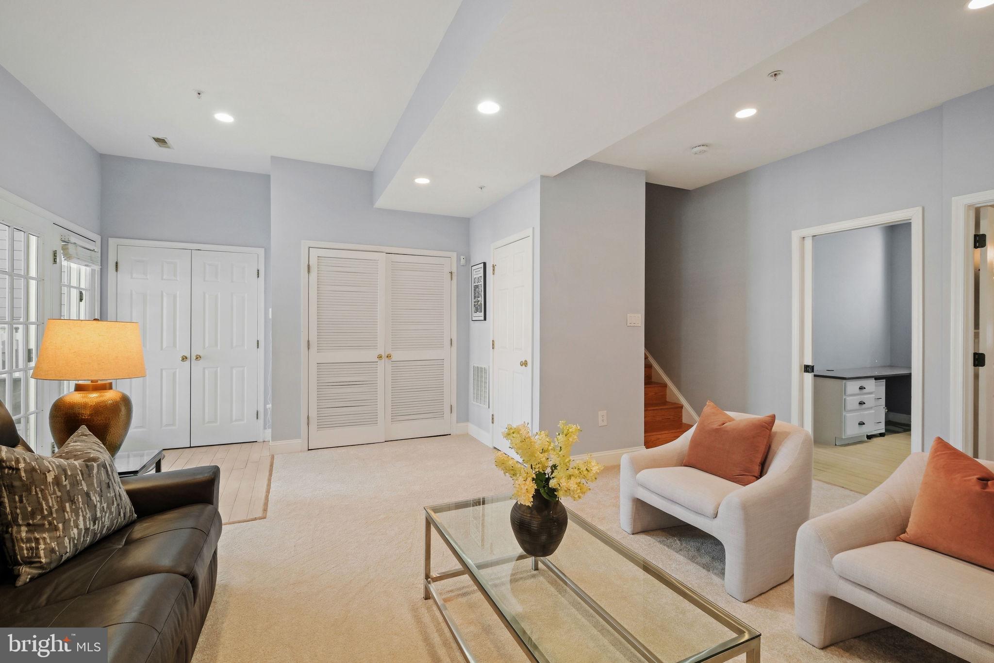 220 Thaxton Street Gaithersburg, MD 20878 - Photo 25 of 61 a living room with furniture and a lamp