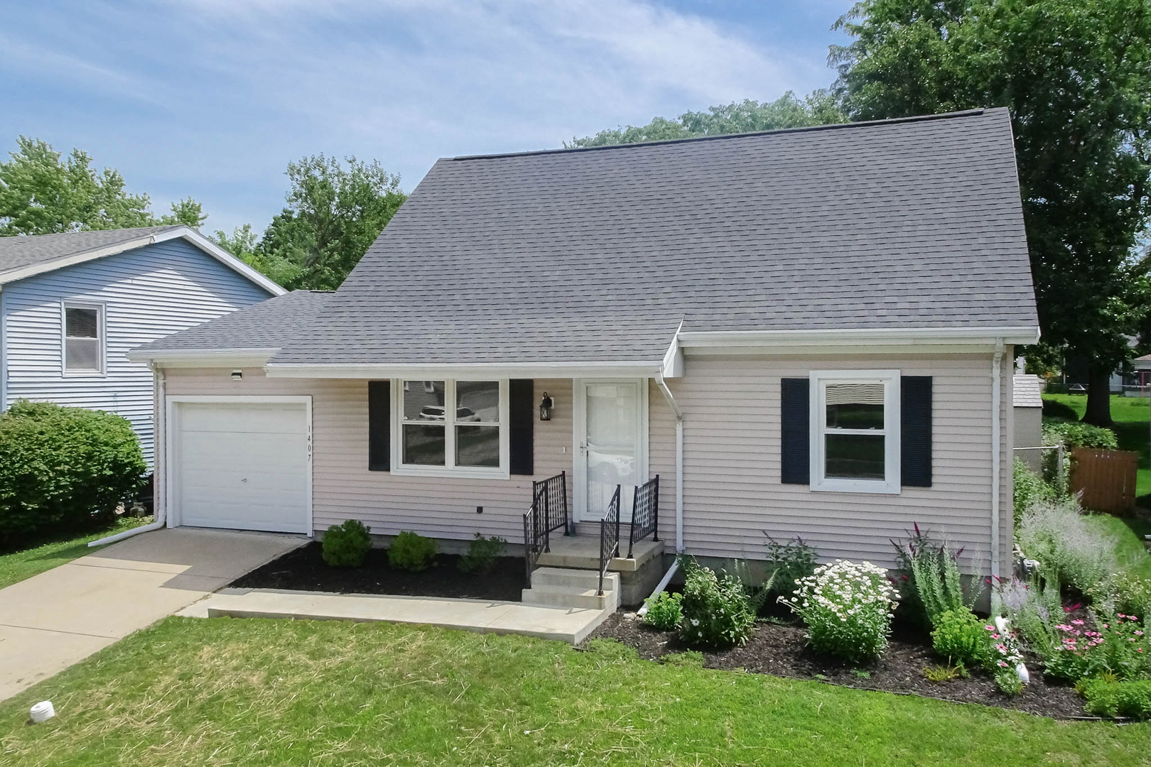 1407 Ridgeport Avenue Bloomington, IL 61704 - Photo 1 of 41
