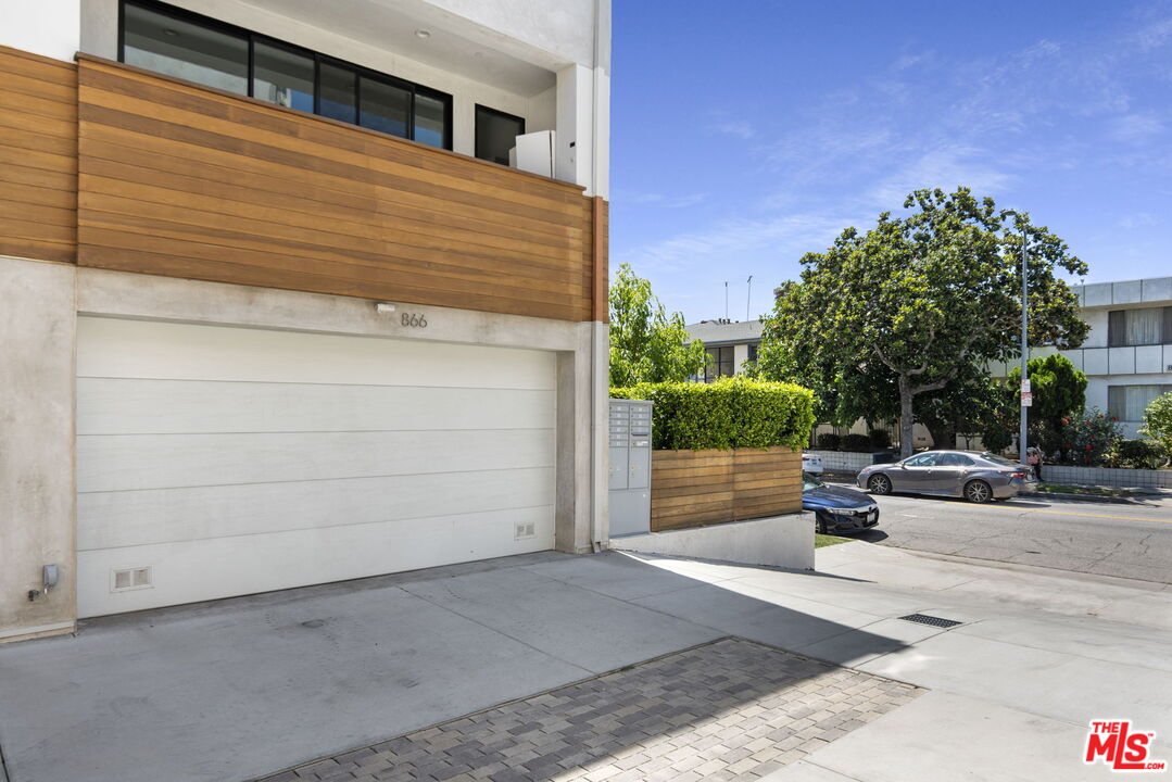 866 South Wilton Place Los Angeles, CA 90005 - Photo 15 of 17 a backyard of a house with outdoor seating