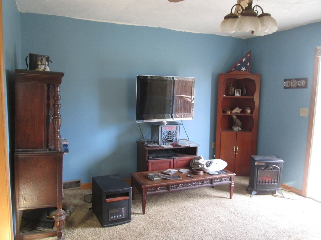 33 Douglas Road Webster, MA 01570 - Photo 11 of 13 a living room with furniture and a lamp