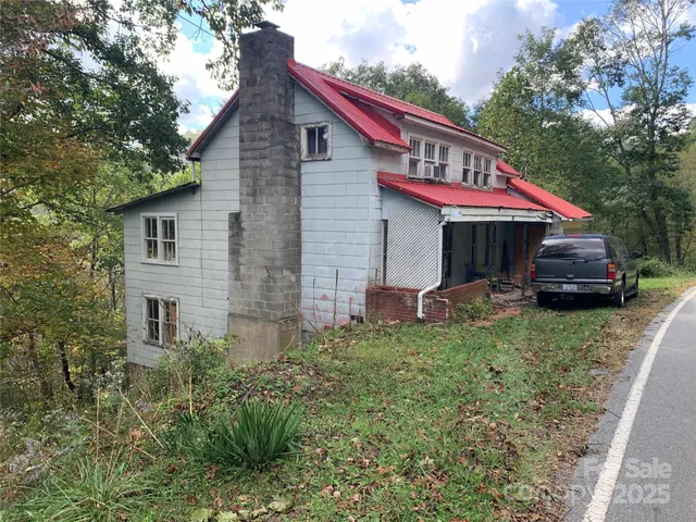 a view of a house with a backyard