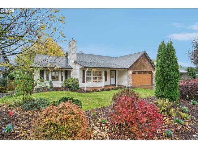 a view of a yard in front of house