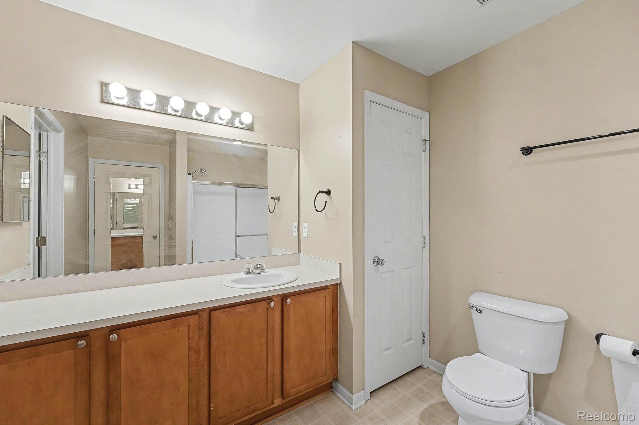 11712 Farmington Road Livonia, MI 48150 - Photo 11 of 13 Full bath featuring vanity and a closet