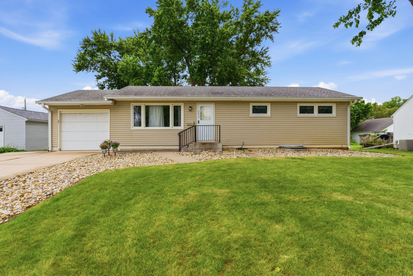 4620 50th Avenue Moline, IL 61265 - Photo 3 of 38